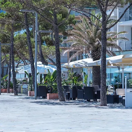 Hauzify I Superbeach Апартаменти *